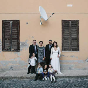 ritratto formale di famiglia con sposi con sfondo POP ed antenna parabolica, il tipo di foto di matrimonio grazie al quale definiscono questo stile fotografico ZINGONESQUE